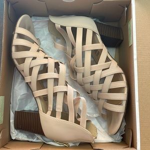 Liz Claiborne nude heels size 10